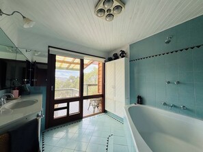 Combinazione doccia/vasca, asciugacapelli, asciugamani, sapone