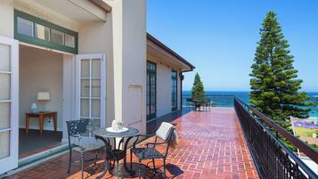 Bay Deluxe, 1 King Bed | Balcony view