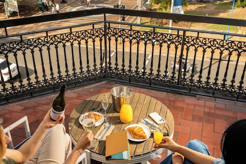Bay Suite, 1 King Bed | In-room safe, iron/ironing board, free WiFi, bed sheets