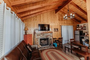 Älytelevisio, takka, DVD-soitin, pöytäjalkapallopöytä