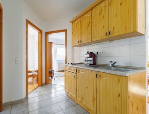 Réfrigérateur, micro-ondes, batterie de cuisine, vaisselle et ustensiles