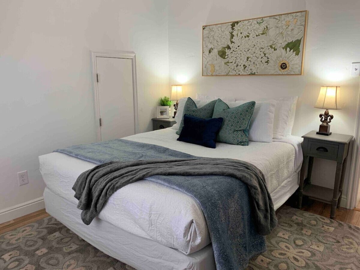 4 bedrooms, desk, iron/ironing board, travel crib