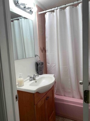 Bathtub, free toiletries, hair dryer