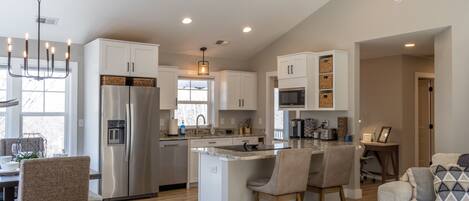 Réfrigérateur, four à micro-ondes, un four, surface de cuisson