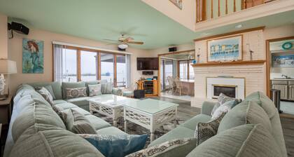 BAYFRONT-STUNNING VIEWS-2 Blocks to Beach-Walk to Dining/Bars-Dog Friendly