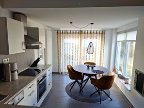 Réfrigérateur, four à micro-ondes, surface de cuisson, lave-vaisselle