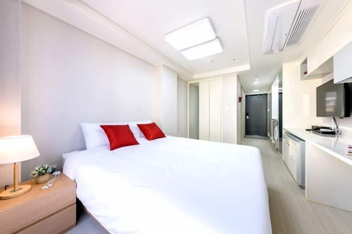 1 bedroom, individually furnished, desk, laptop workspace