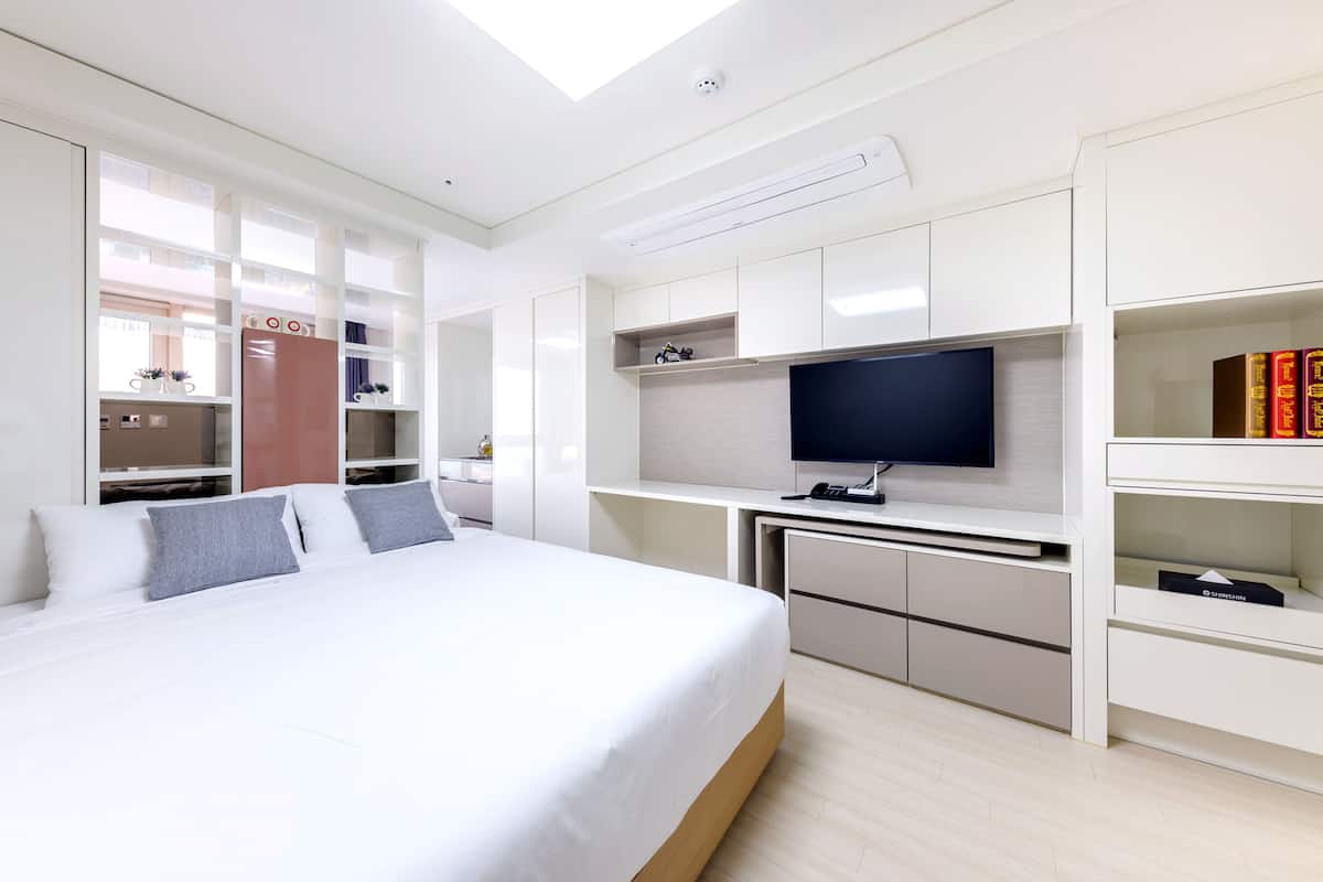 1 bedroom, individually furnished, desk, laptop workspace