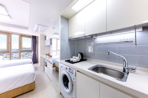 Premier Twin Room, City View | Pemandangan dari bilik