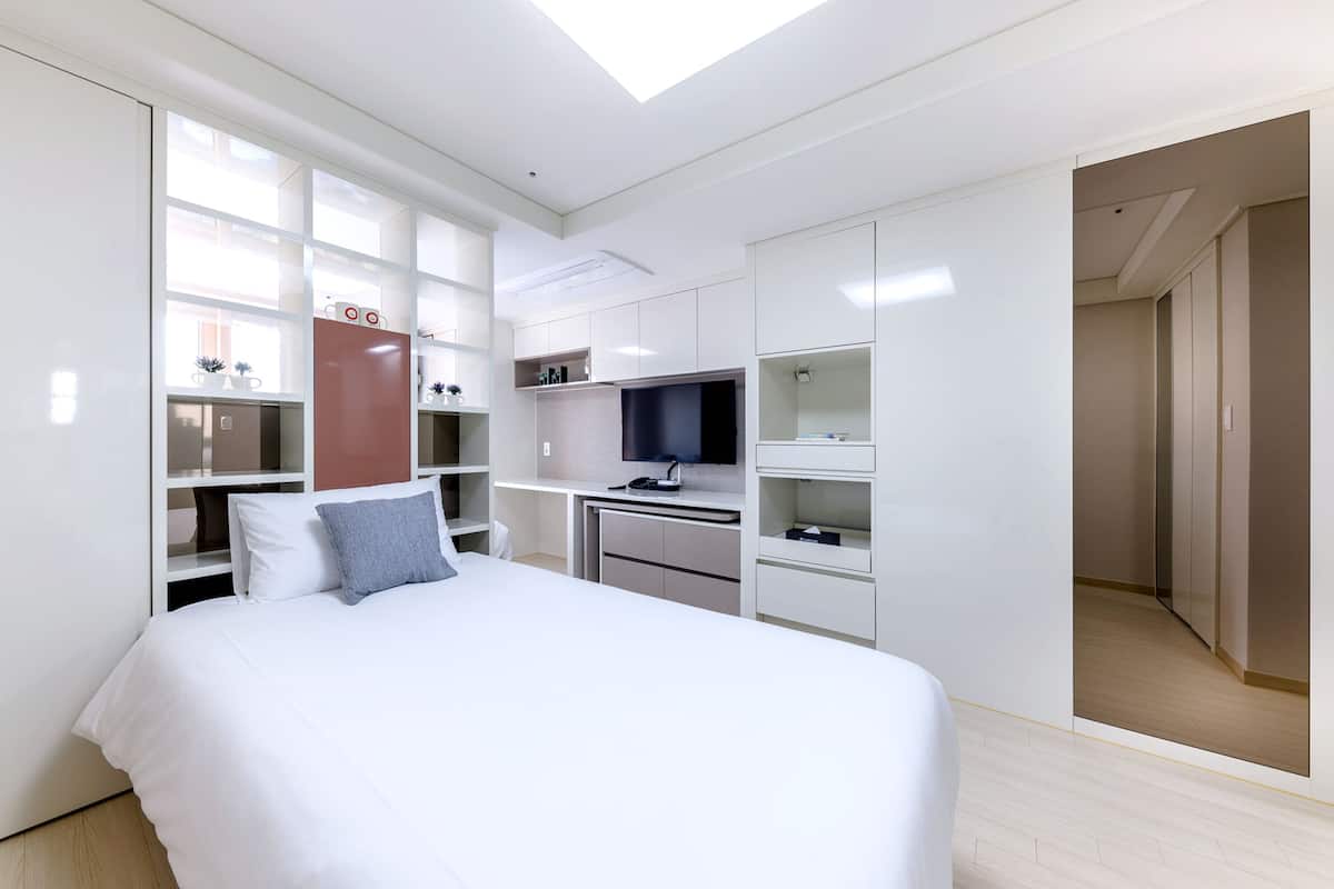1 bedroom, individually furnished, desk, laptop workspace