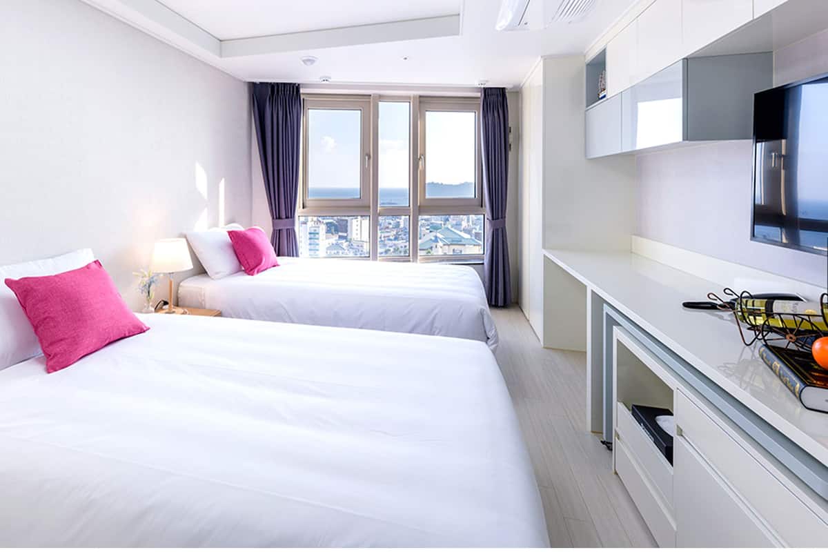 ห้องพัก (Run of House) | โต๊ะทำงาน, พื้นที่ทำงานแบบใช้แล็ปท็อป, ผ้าม่านกันแสง, ห้องเก็บเสียง