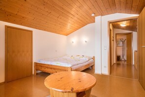 2 bedrooms, iron/ironing board, free WiFi, bed sheets - Cozy Holiday Apartment "Bergblick" with Great View, Two Balconies & Wi-Fi (Oberreute)