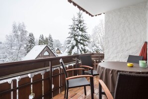Outdoor dining - Cozy Holiday Apartment "Bergblick" with Great View, Two Balconies & Wi-Fi (Oberreute)