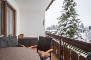 Property grounds - Cozy Holiday Apartment "Bergblick" with Great View, Two Balconies & Wi-Fi (Oberreute)