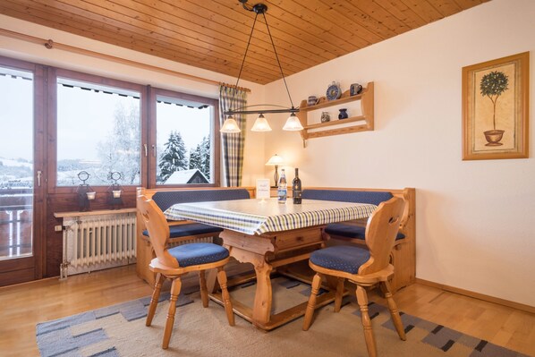 Dining - Cozy Holiday Apartment "Bergblick" with Great View, Two Balconies & Wi-Fi (Oberreute)