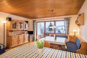 Dining - Cozy Holiday Apartment "Bergblick" with Great View, Two Balconies & Wi-Fi (Oberreute)