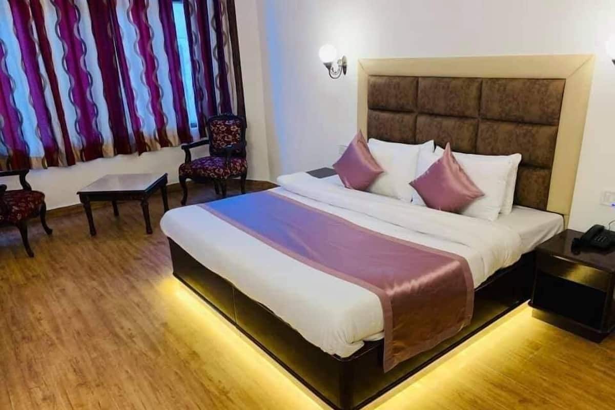 Select Comfort beds, desk, free WiFi, bed sheets