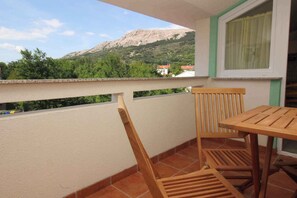 Outdoor dining - Holiday apartment with balcony, air conditioning and internet (Baška)