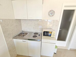 Refrigerador, microondas, placa de cocina, tostadora