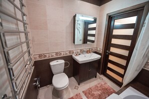 Comfort-Studio | Badezimmer | Badewanne, kostenlose Toilettenartikel, Haartrockner, Seife