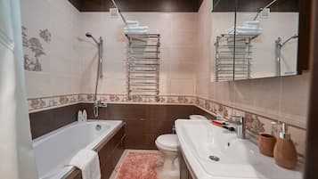 Comfort Studio | Bathroom | Bathtub, free toiletries, hair dryer, soap