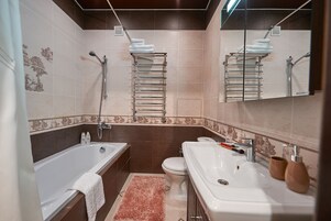 Comfort Studio | Bathroom | Bathtub, free toiletries, hair dryer, soap