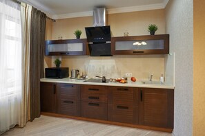 Comfort Studio | Private kitchen | Mini-fridge, microwave, stovetop, electric kettle - PaulMarie Apartments on prs. Lenina (Gomel)