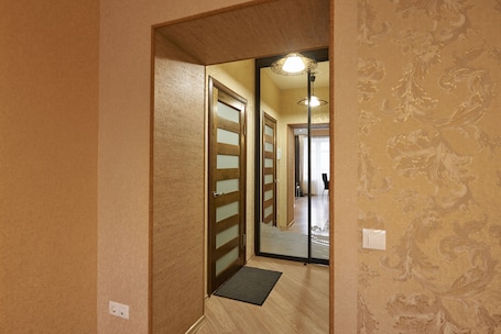 Tabla de planchar con plancha y wifi gratis . PaulMarie Apartments on prs. Lenina