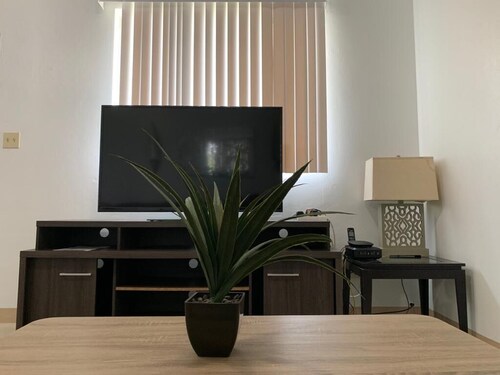 3 Bedroom Private home with Free Wifi and Free Parking