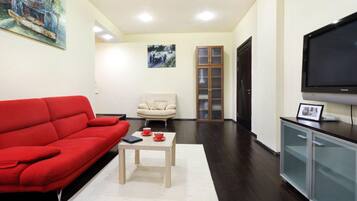 Classic Apartment | Living area | 40-inch flat-screen TV with cable channels, TV