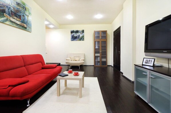 Classic Apartment | Living area | 40-inch flat-screen TV with cable channels, TV