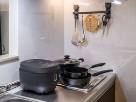 Refrigerador, microondas, placa de cocina, arrocera