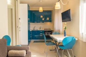 Kühlschrank, Ofen, Herdplatte, Wasserkocher mit Kaffee-/Teezubehör