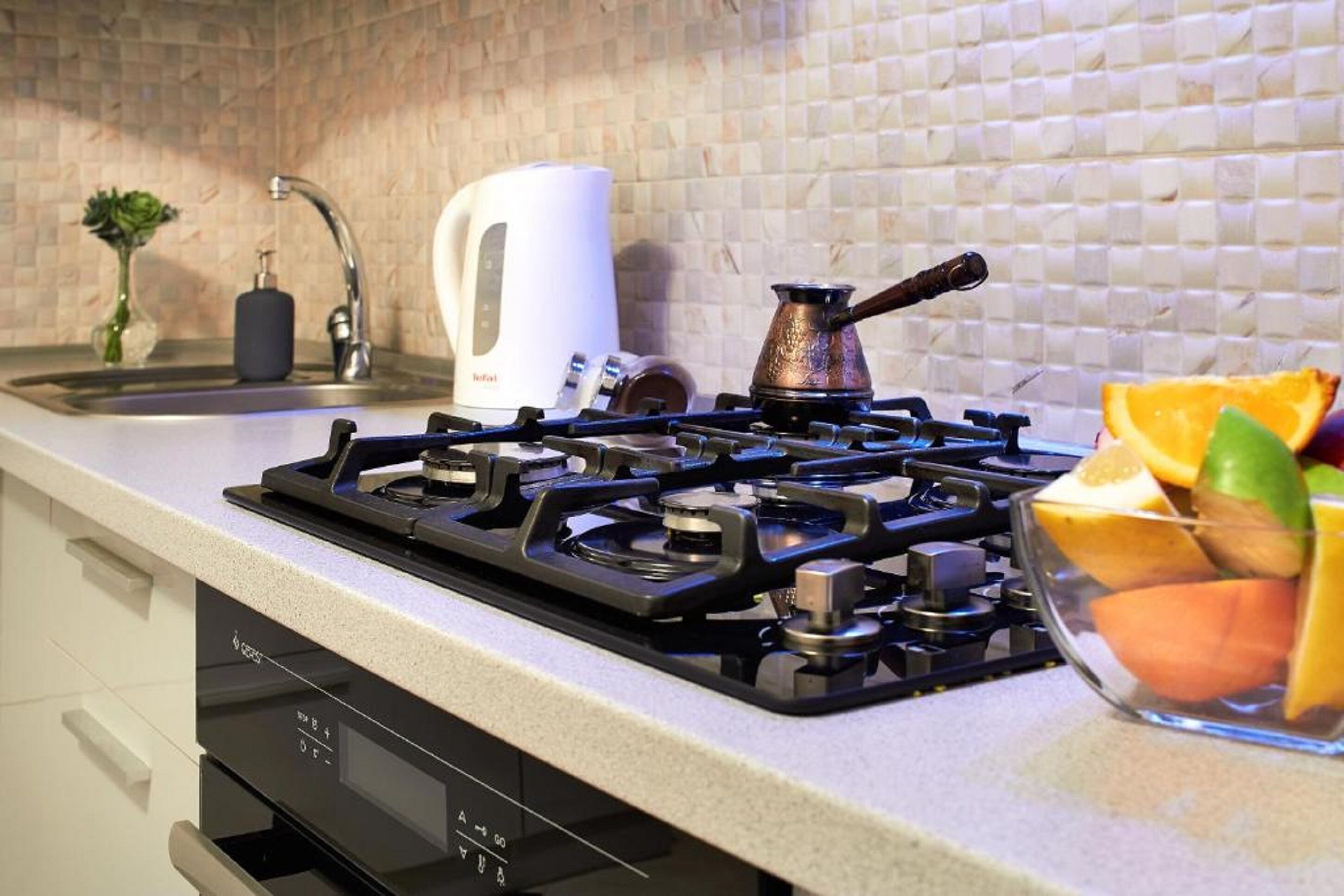 Apartemen Standar | Dapur pribadi | Lemari es besar, microwave, oven, dan ketel listrik