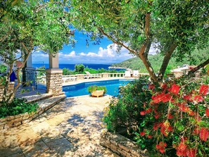 Una piscina al aire libre