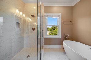 Combined shower/bathtub, jetted bath, hair dryer, towels