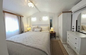 2 dormitorios, escritorio, tabla de planchar con plancha y cuna de viaje