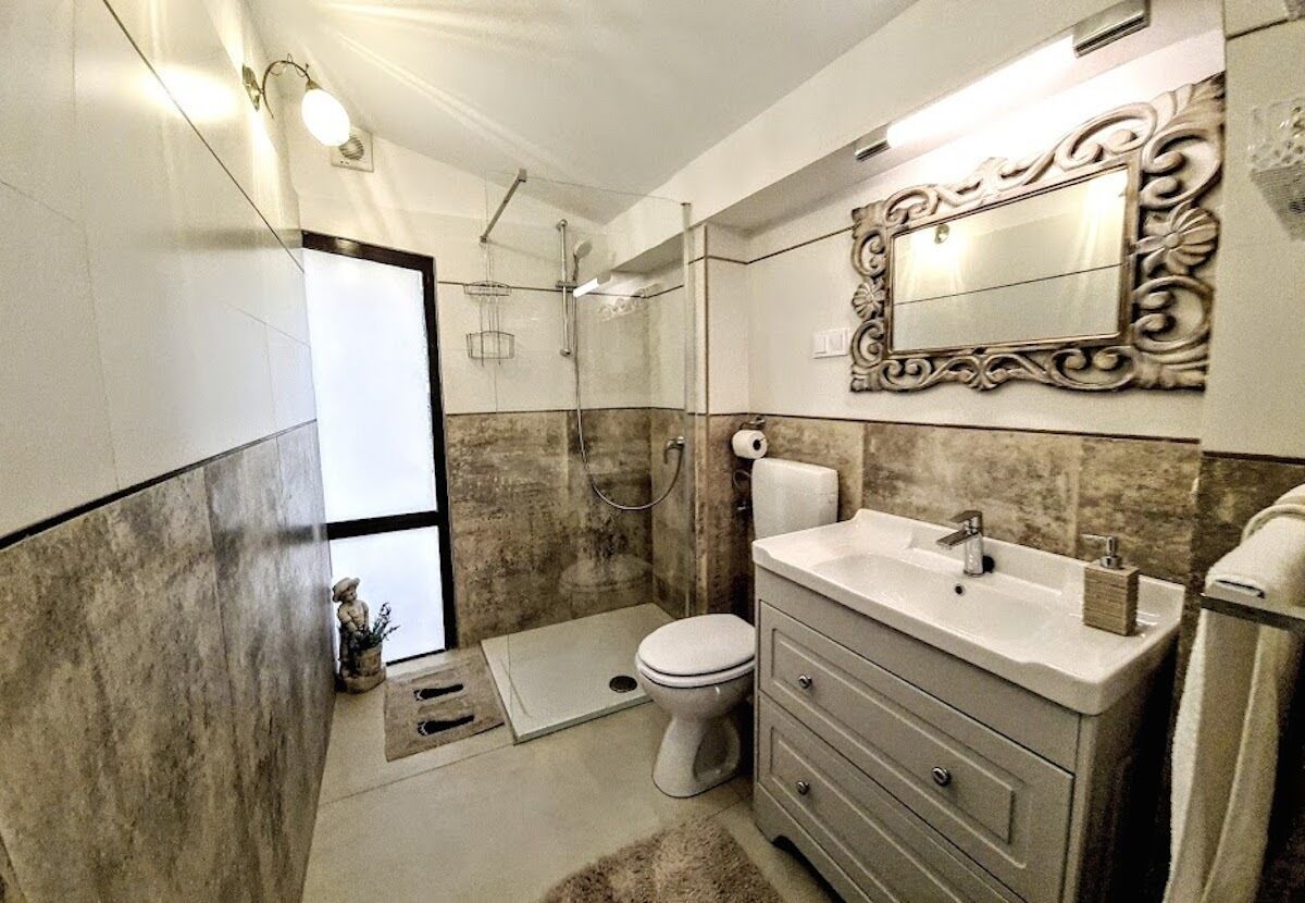 Combined shower/tub, hair dryer, towels, soap