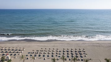 Accommodatie ligt op het strand, ligstoelen, parasols, strandlakens