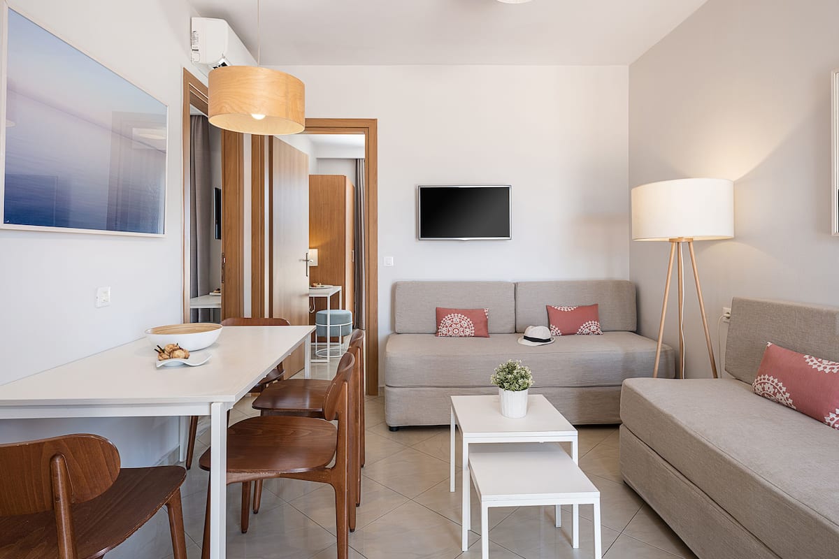 Two Bedroom Apartment, Inland View | Vardagsrum | 32-tums LCD-tv med satellitkanaler och tv
