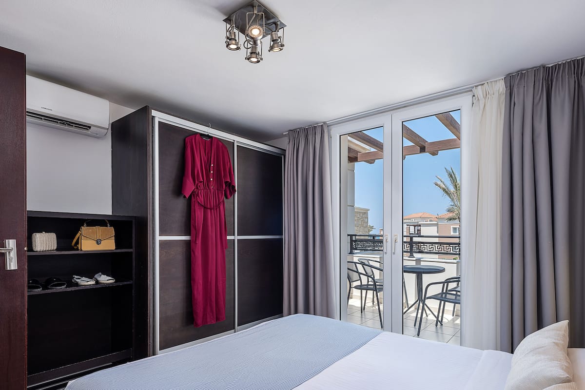 One Bedroom Apartment, Inland View | خزنة داخل الغرفة وستائر تعتيم ومكواة/لوح كي وأسرّة أطفال/رضّع (مجانًا)