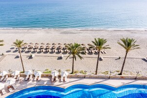 在海滩、沙滩椅、海滩遮阳伞、沙滩毛巾