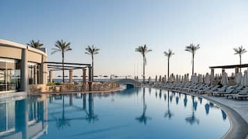 4 outdoor pools, open 10:00 AM to 6:00 PM, sun loungers