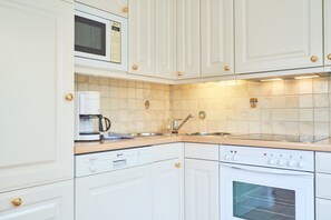 Kühlschrank, Mikrowelle, Ofen, Geschirrspüler