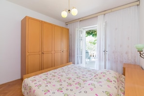 7 bedrooms, cots/infant beds - Apartments Vrandecic (Postira)