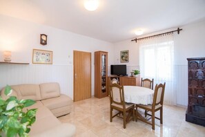 Apartment (Two Bedroom Apartment with Garden Ter) | Living room - Apartments Vrandecic (Postira)