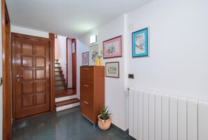 Apartment (One Bedroom Apartment with Gallery Ro) | Lobby