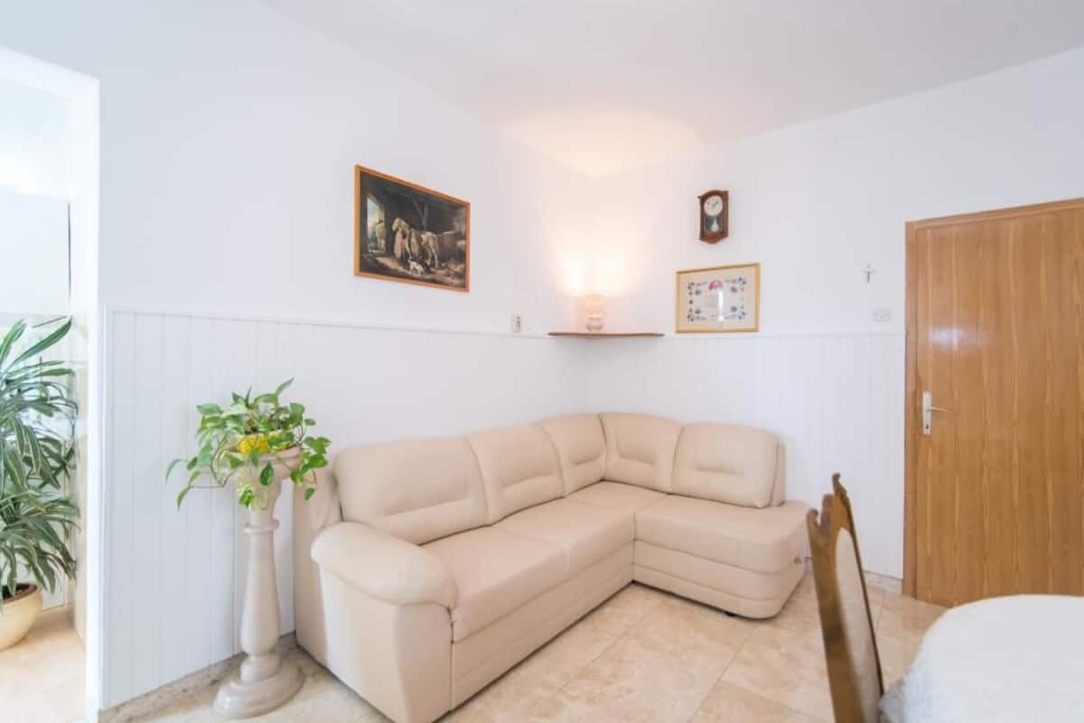 Căn hộ (Two Bedroom Apartment with Garden Ter) | Phòng khách