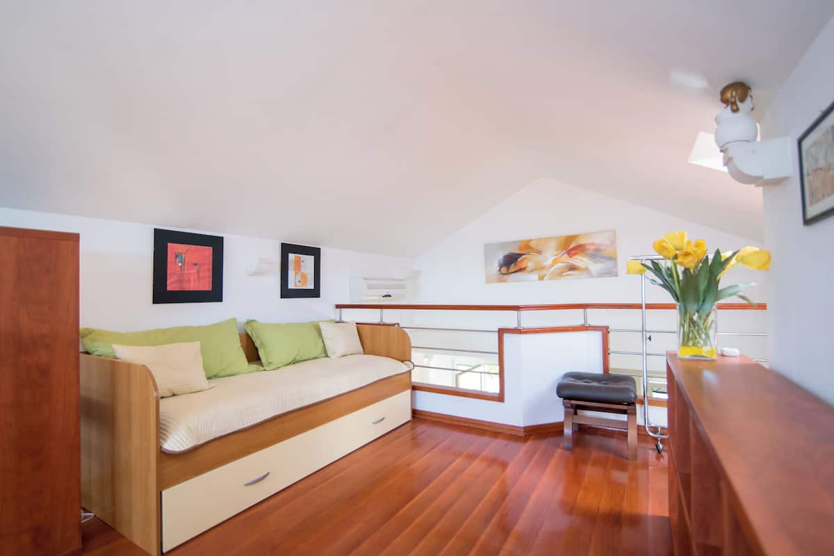 Căn hộ (One Bedroom Apartment with Gallery Ro) | Phòng khách