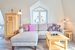 Unclassified image, 4 of 17, button - Stranddistel, App. 44 (Sylt)